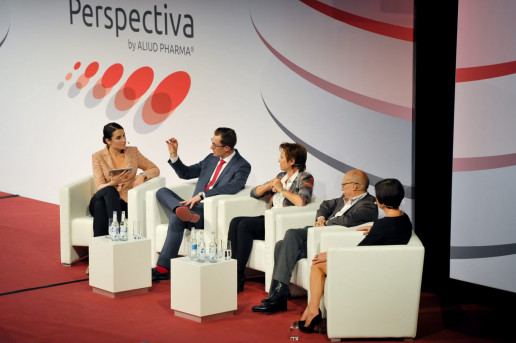 Aliud Phrama: Fünf Personen diskutieren auf der Bühne in einem Sesselhalbreis.