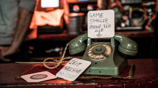 Daimler AG Leadership Nights: Ein altes grünes Telefon mit Wählscheibe an dem Bierdeckel lehnen, auf denen geschrieben steht, Gamechanger und Zeitmaschine