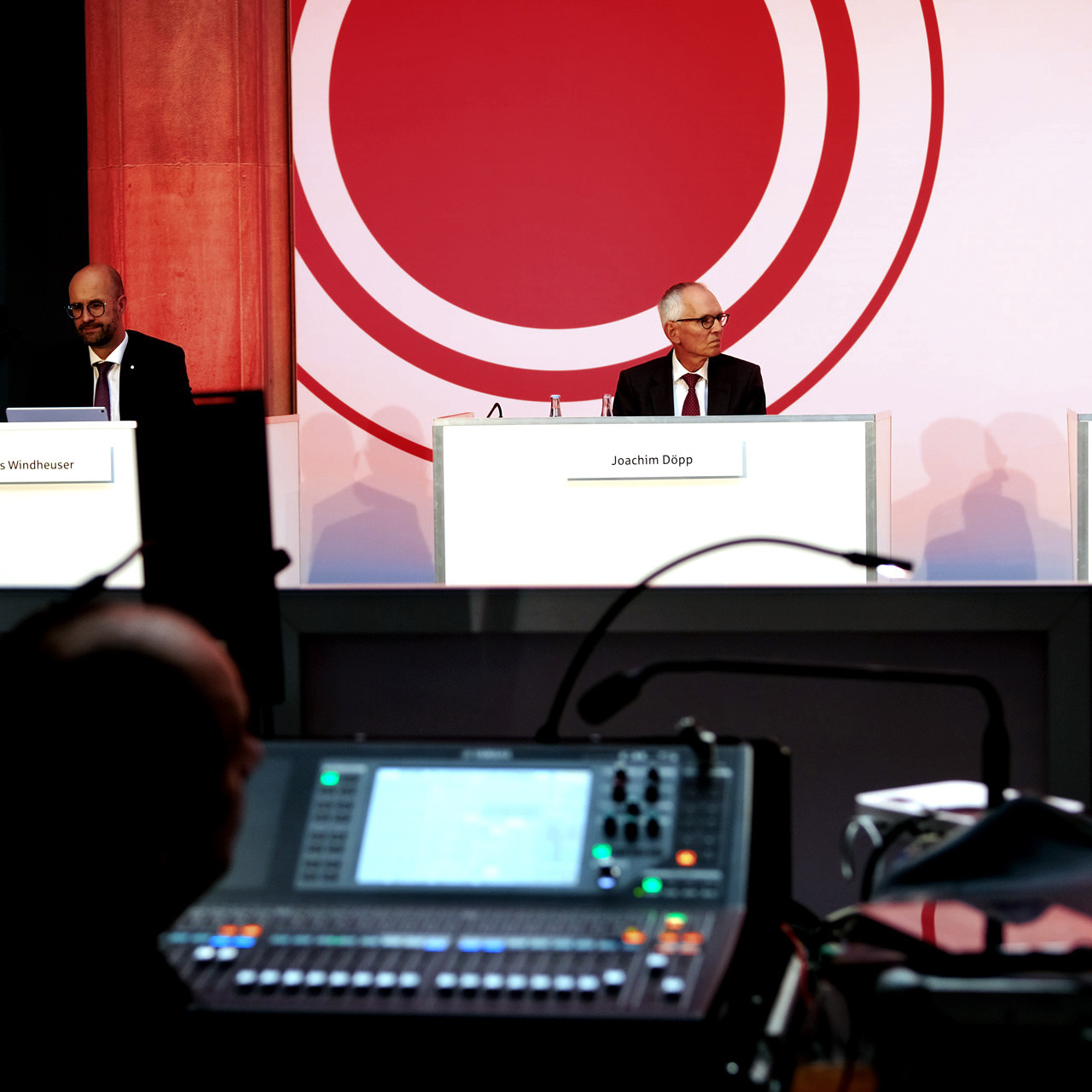 Die Sparkasse Bremen Mitgliederversammlung: Sicht eines Technikers mit blick auf die Bühne.