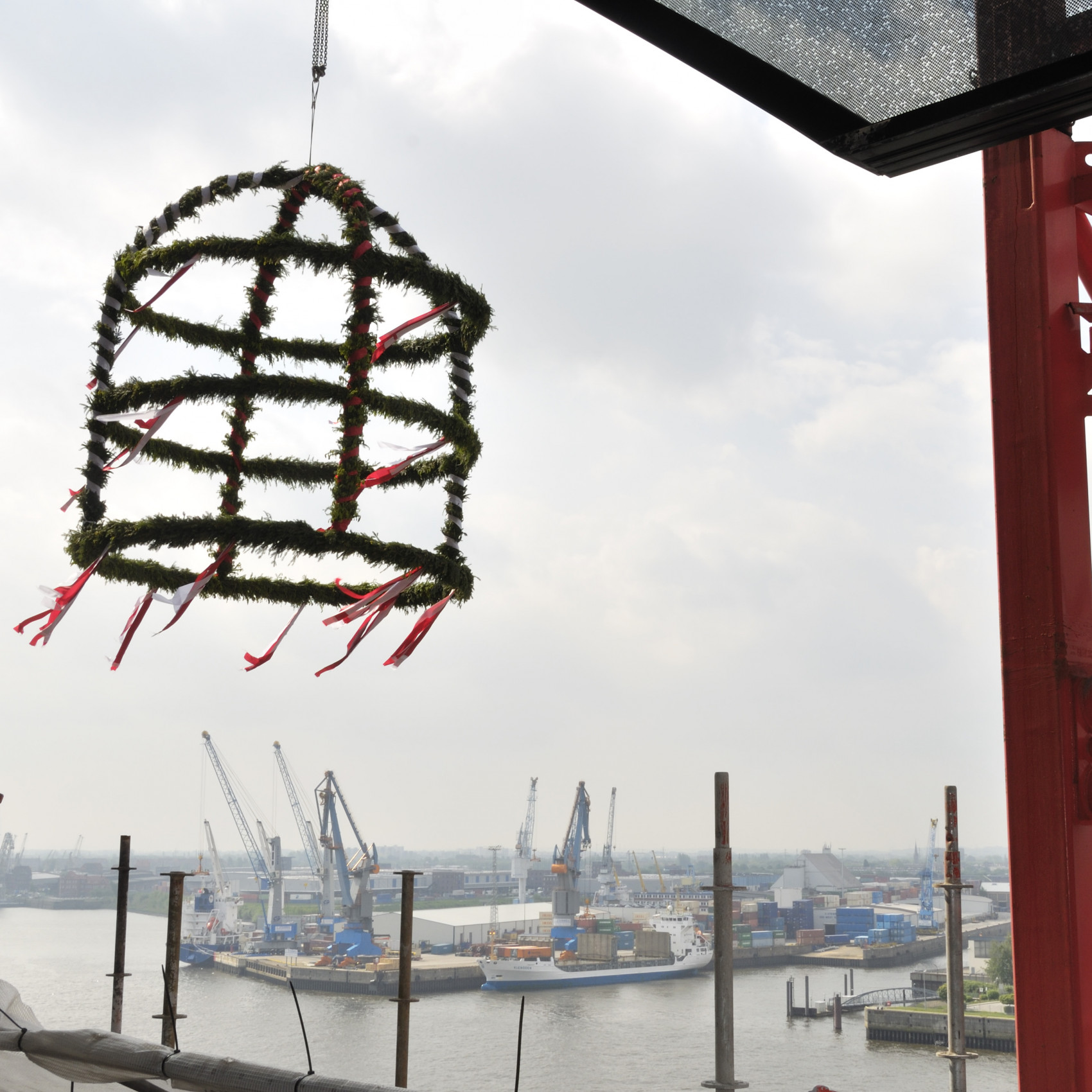 Elbphilharmonie Plaza: Der Richtkranz schwebt über Hamburg