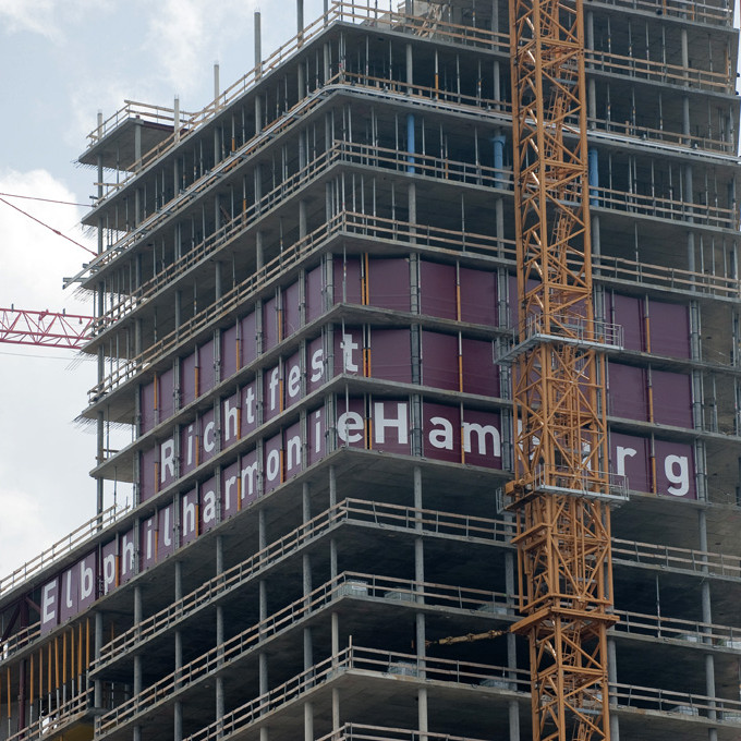 Elbphilharmonie Plaza: Aussenansicht der Elbphilharmonie,noch ohne Fenster, in einigen stehen Große Buchstaben, die das Wort Richtfest ergeben.