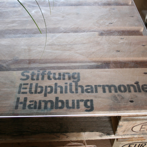 Elbphilharmonie Plaza: Stehtisch aus Europalletten mit Branding.