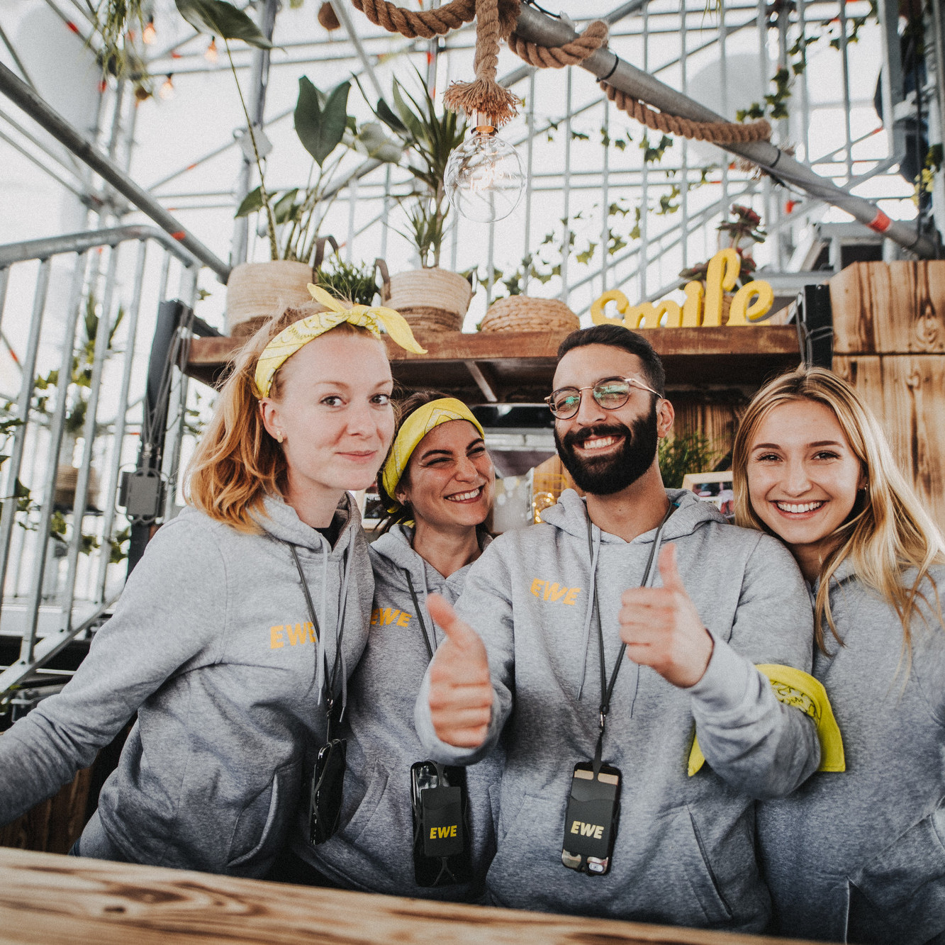 Tante Mia Tanzt:  Das Promotionteam macht auf  dem Promotionstand die Daumen nach oben.