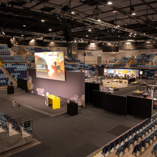 EWE Tel Partnerforum: Eine Gesamtansicht der Veranstaltung in der EWE Arena in Oldenburg.Im vorderen Teil ist der Tagungsbereich mit Bühne, im hinteren Teil ist der Workshopbereich.