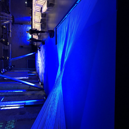Fraunhofer Jahrestagung: Blich von der Seite auf die Bühne, die komplett blau ausgeleuchtet ist.