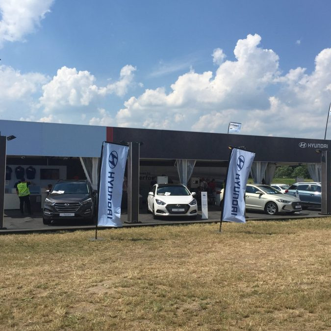 Innocean Hyundai WRC Rally: Aussenansicht der Hyundai Promotionstands mit vielen Autos drum rum.