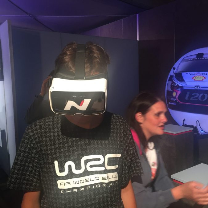 Innocean Hyundai WRC Rally: Ein Gast des Promotionstands trägt eine virtuell reality Brille.