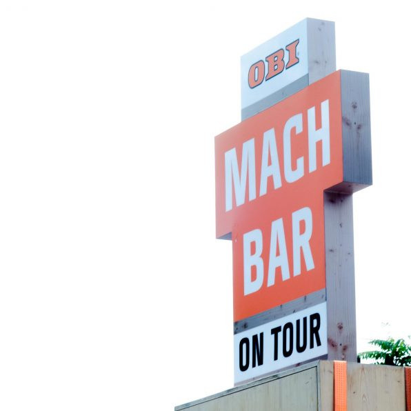 OBI MachBar Roadshow: Ein OBI MachBar Schild, geformt wie ein Kreuz.