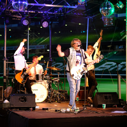 Werder Opening Weekend: Grillmaster Flash mit Band auf der Bühne im wohninvets Weserstadion.