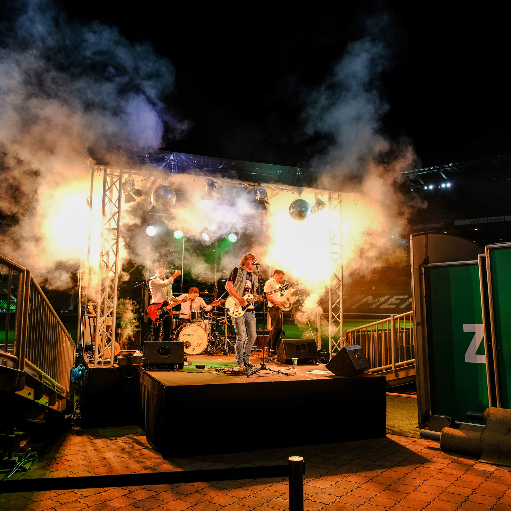 Werder Opening Weekend: Grillmaster Flash mit Band auf der Bühne im wohninvest Weserstadion.