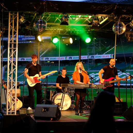 Werder Opening Weekend: Lenna und Band auf der Bühne im wohninvest Weserstadion.