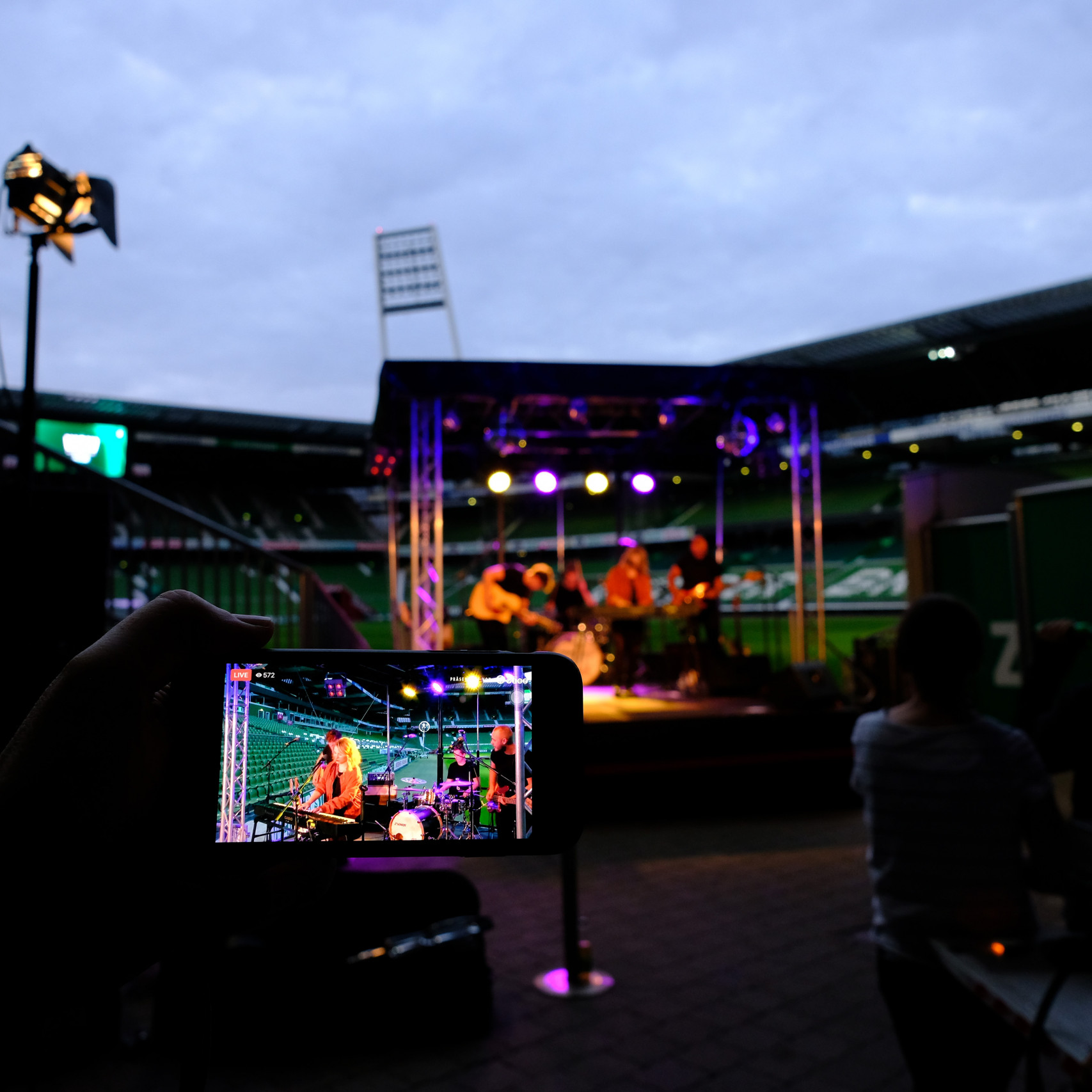 Werder Opening Weekend: Blick auf das Livebild eines Handys auf dem Lenna und Band zu sehen sind.