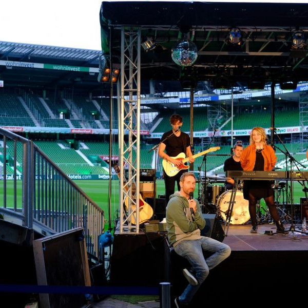 Werder Opening Weekend: Daniel Boschmann moderiert Lenna und Band an, die auf der Bühne stehen.